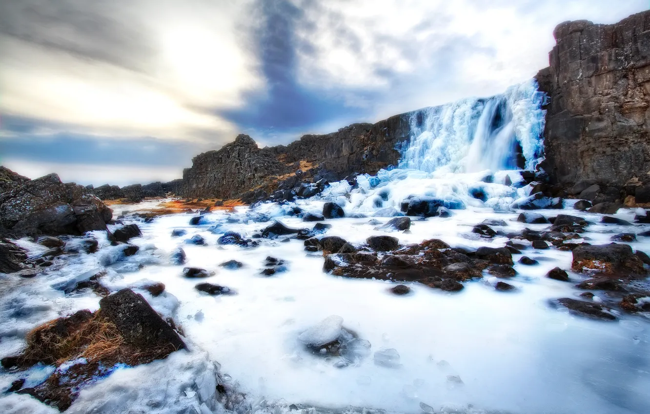 Фото обои лед, зима, небо, облака, река, камни, водопад