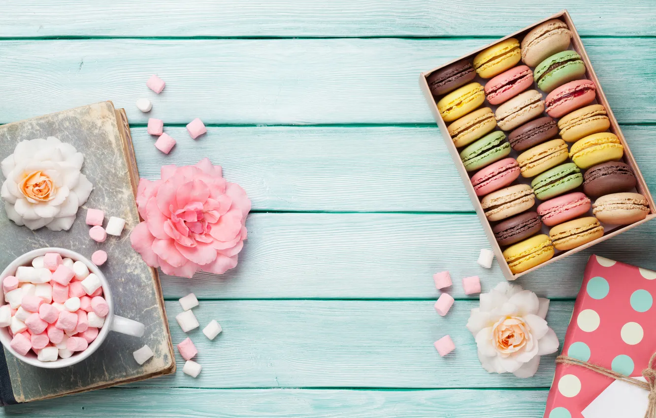Фото обои цветы, подарок, colorful, wood, pink, flowers, macarons, gift box