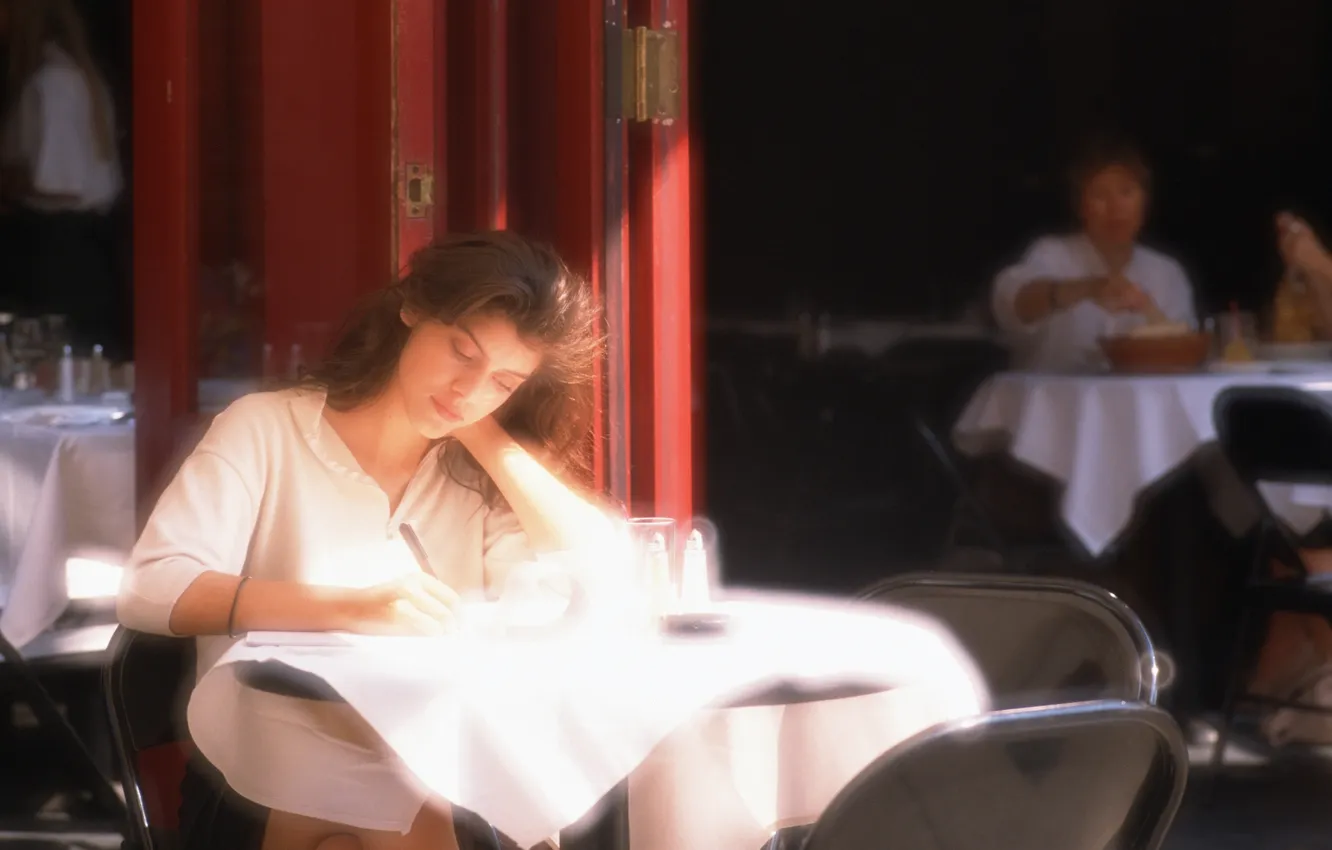 Фото обои девушка, задумчивость, кафе, шатенка