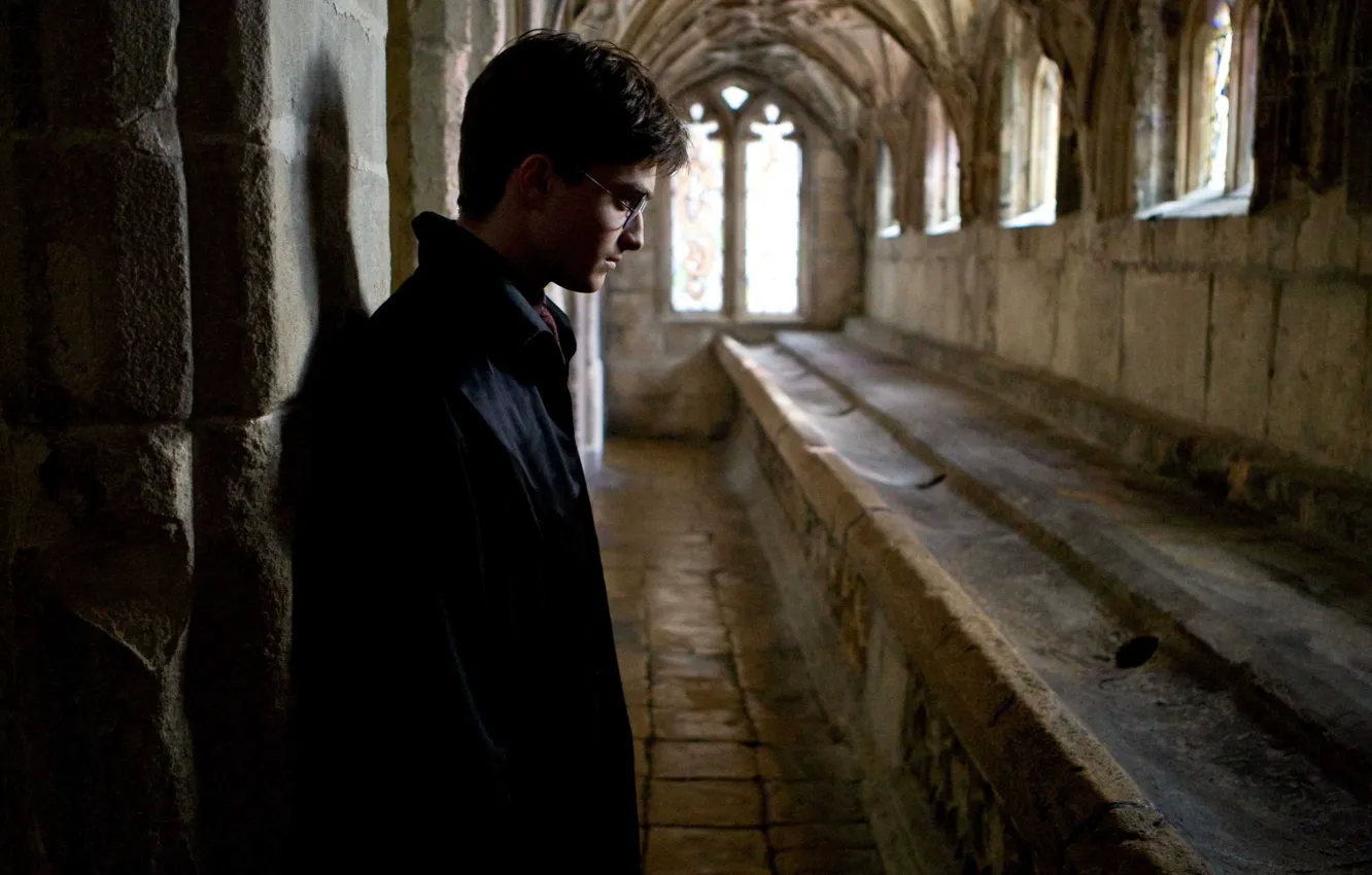 Фото обои задумчивость, окна, коридор, профиль, Гарри Поттер, Harry Potter, Хогвартс, Дэниел Рэдклифф