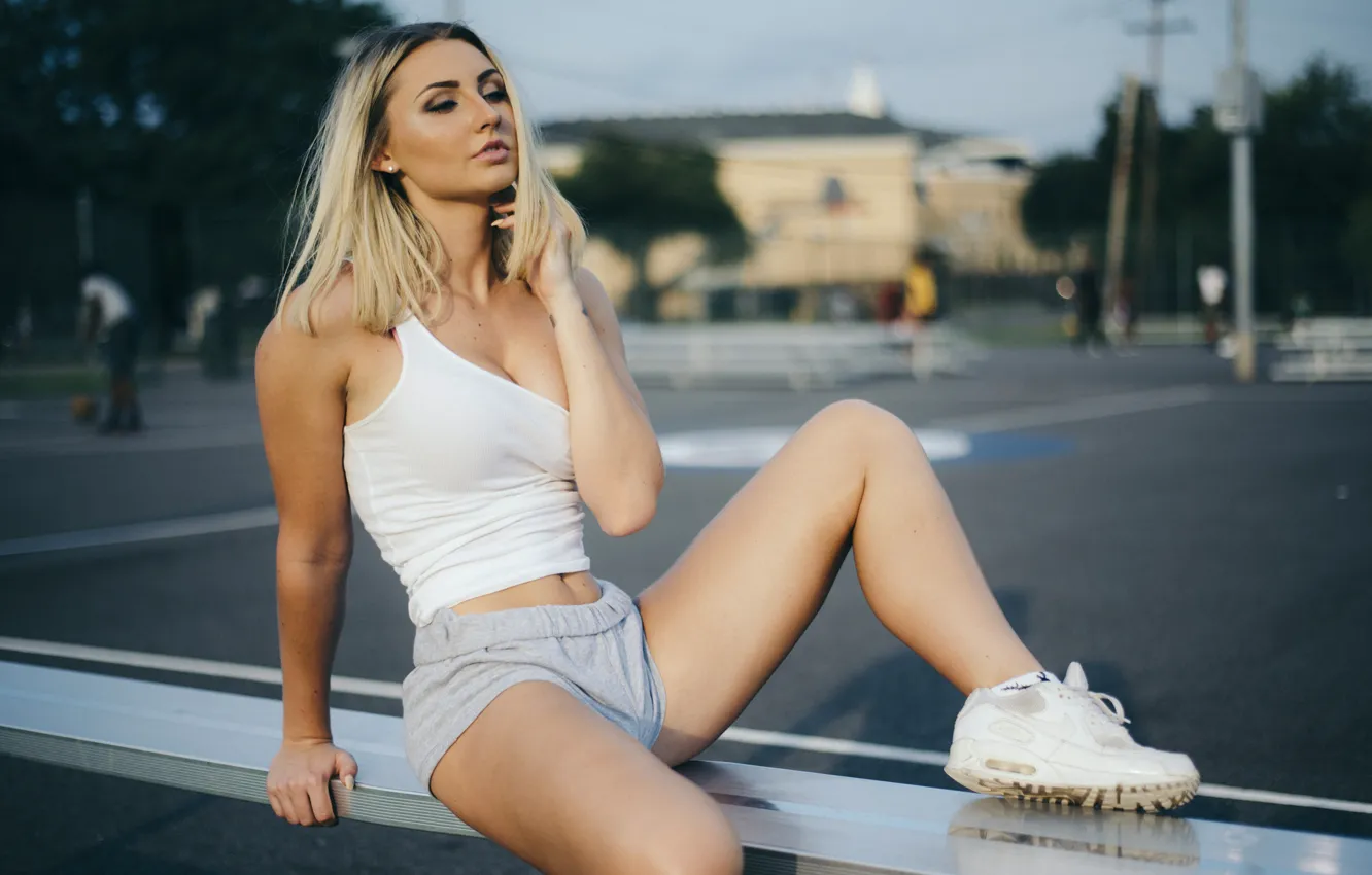 Фото обои лето, лицо, модель, волосы, фигура, ножки, кроссовки