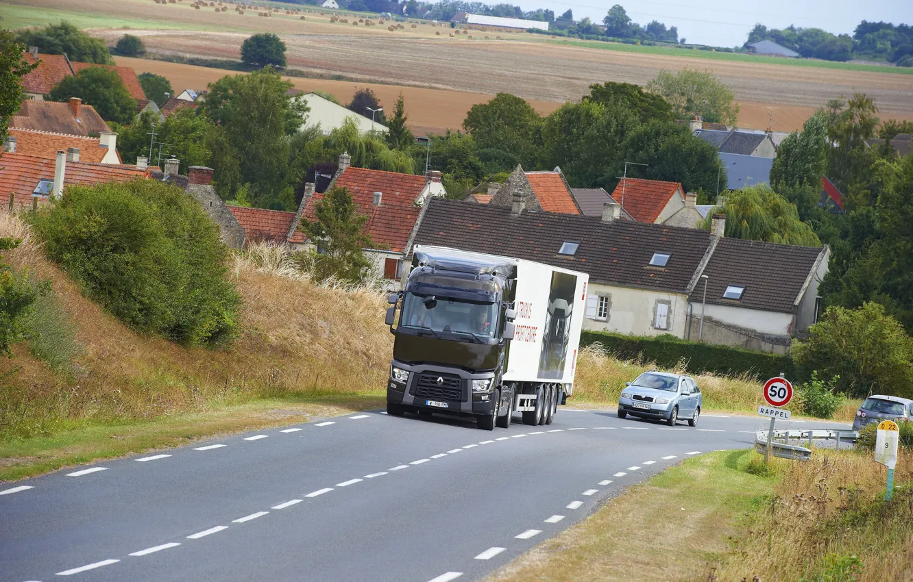 Фото обои дорога, дома, грузовик, Renault, поселение, седельный тягач, 4x2, полуприцеп