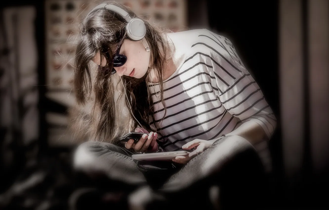 Фото обои student, Your gadgets, girl listening to music