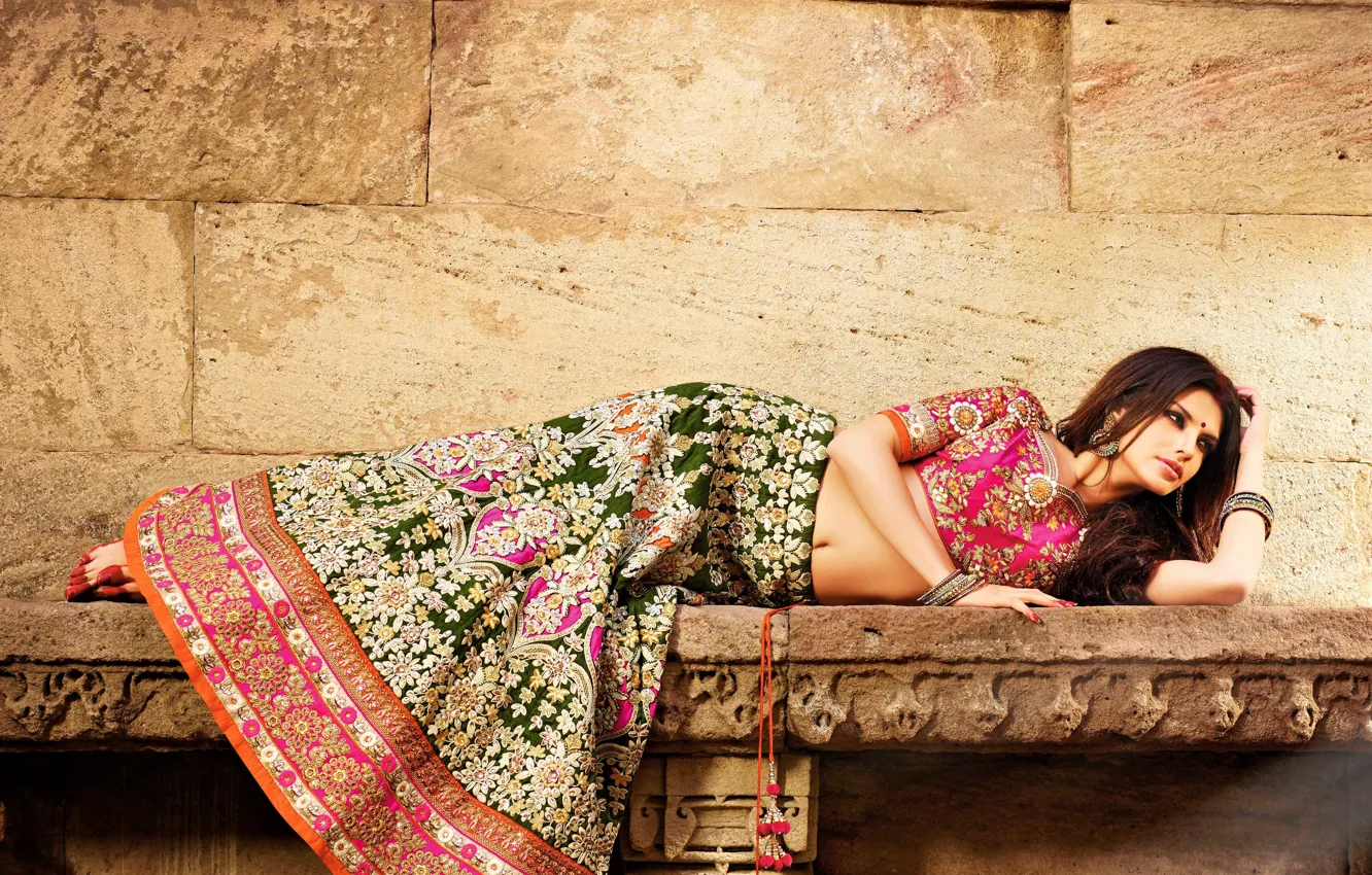 Фото обои girl, beautiful, model, lady, indian, looking, laying, india