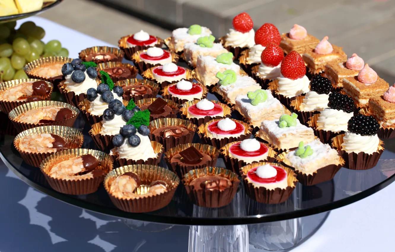Фото обои ягоды, шоколад, десерт, пирожные, ассорти