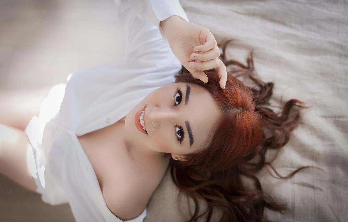 Фото обои взгляд, позитив, look, positive, вид с верху, белая блузка, asian beauty, white blouse