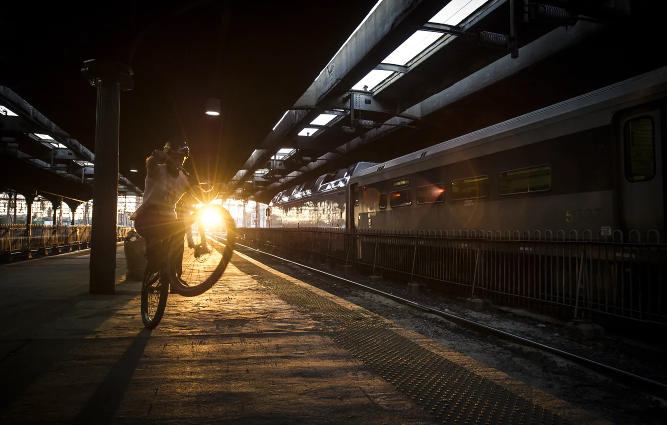 Фото обои закат, улица, поезд, железная дорога, sunshine, street, red bull, mtb