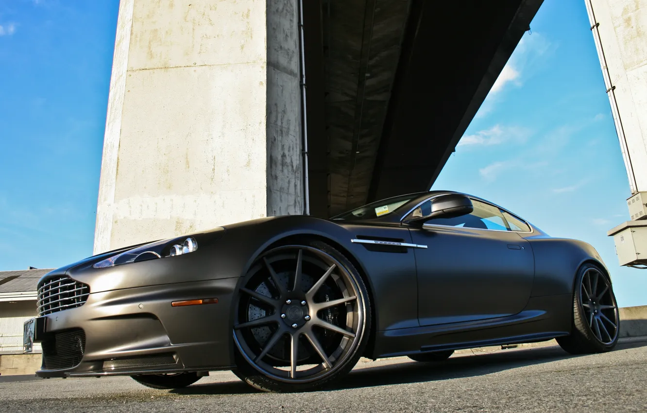 Фото обои чёрный, Aston Martin, DBS, матовый, вид спереди, колоны, Астон Мартин, matte black