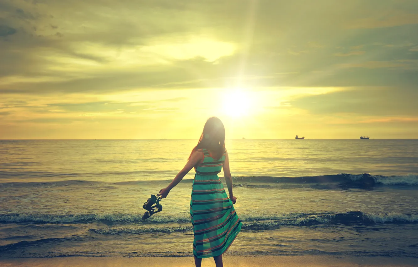 Фото обои море, волны, небо, девушка, солнце, настроение