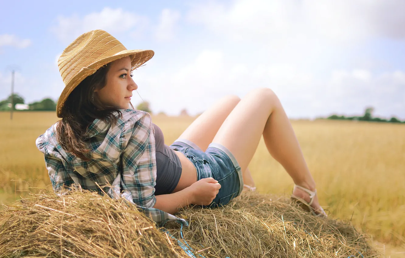 Фото обои взгляд, девушка, облака, ноги, поля, шляпа, фермы