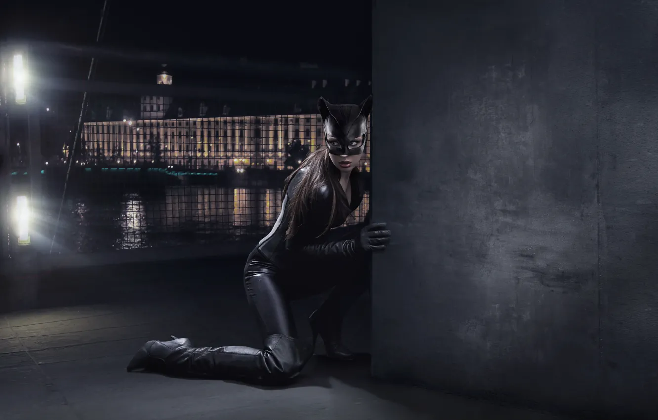 Фото обои ночь, город, стена, сапоги, маска, костюм, Женщина-кошка, Catwoman