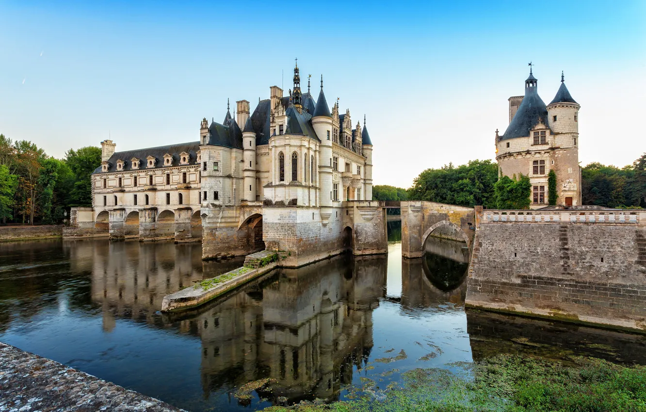 Фото обои небо, деревья, мост, пруд, замок, Франция, ров, Chenonceau