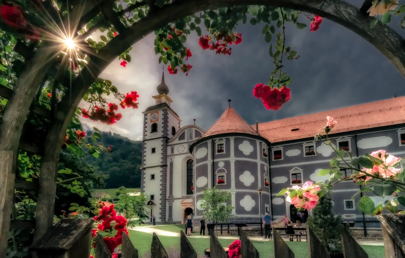 Фото обои цветы, розы, монастырь, Словения, Slovenia, Олимье, Olimje, Olimje Monastery