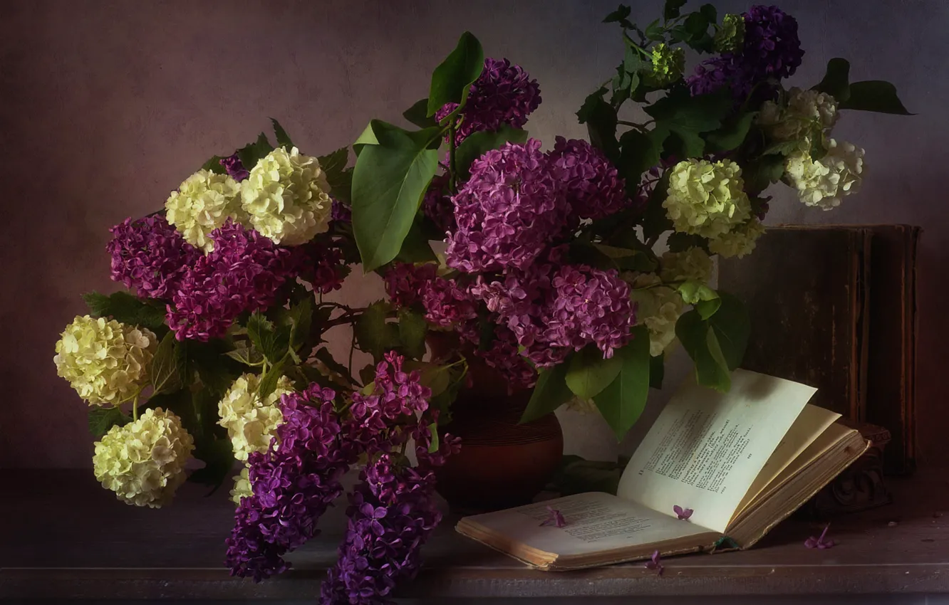 Фото обои листья, цветы, стол, книги, букет, весна, книга, белые