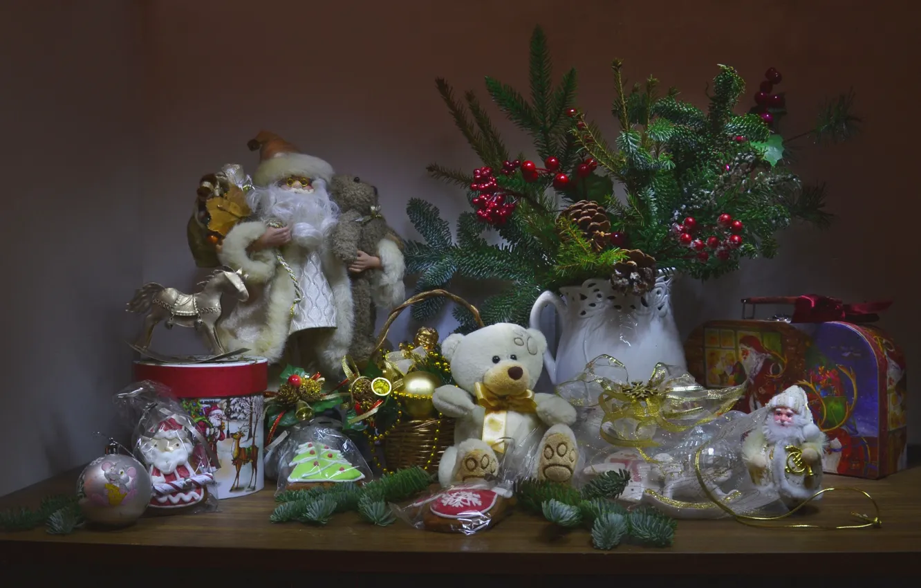 Фото обои ветки, ягоды, праздник, игрушки, новый год, ель, мишка, сладости
