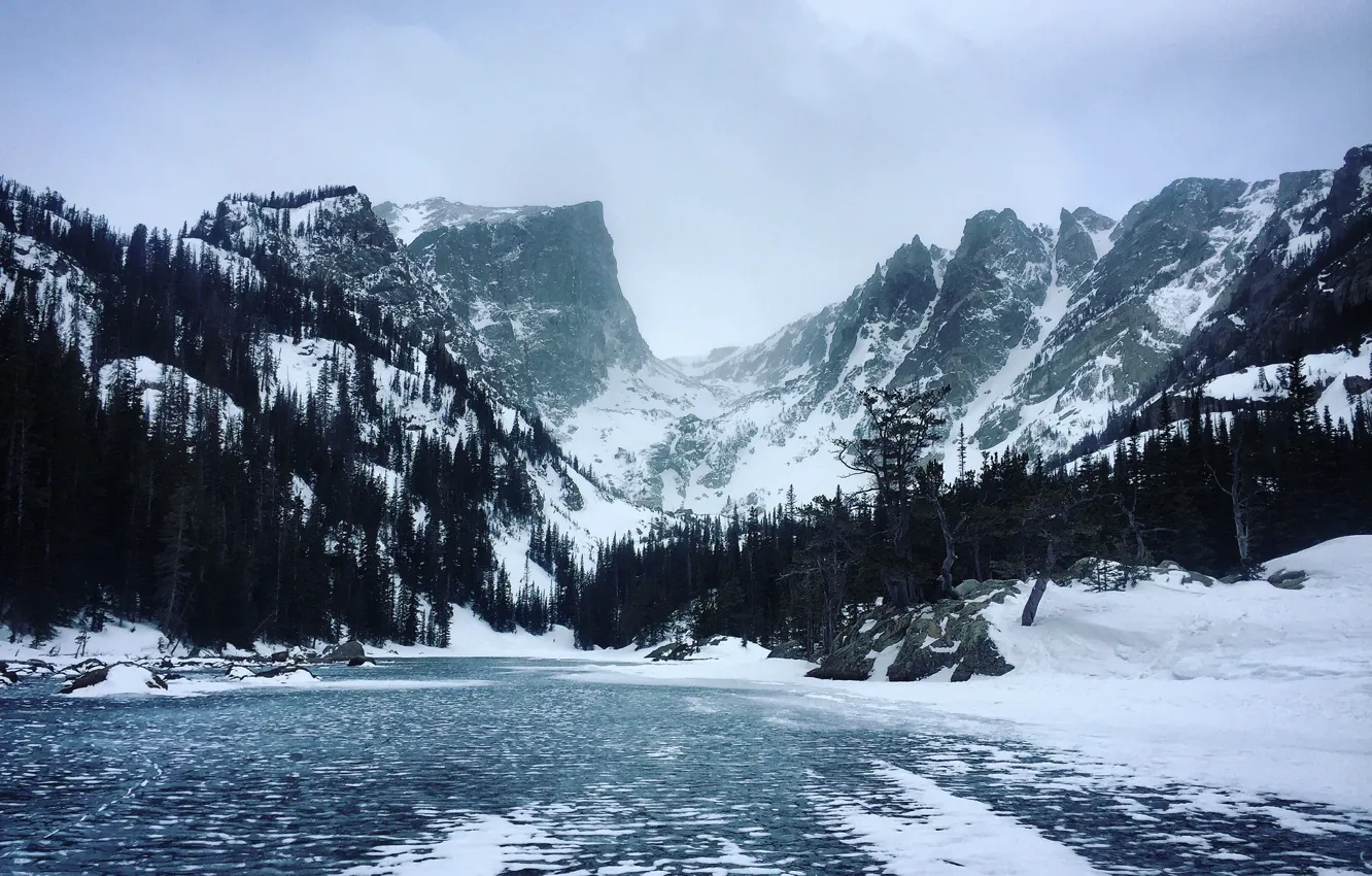 Фото обои зима, небо, снег, деревья, горы, природа, озеро, скалы