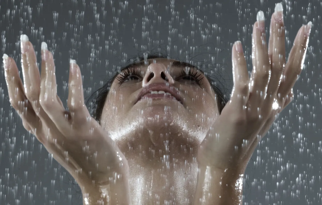 Фото обои вода, девушка, капли, ресницы, дождь, руки, пальцы, ногти