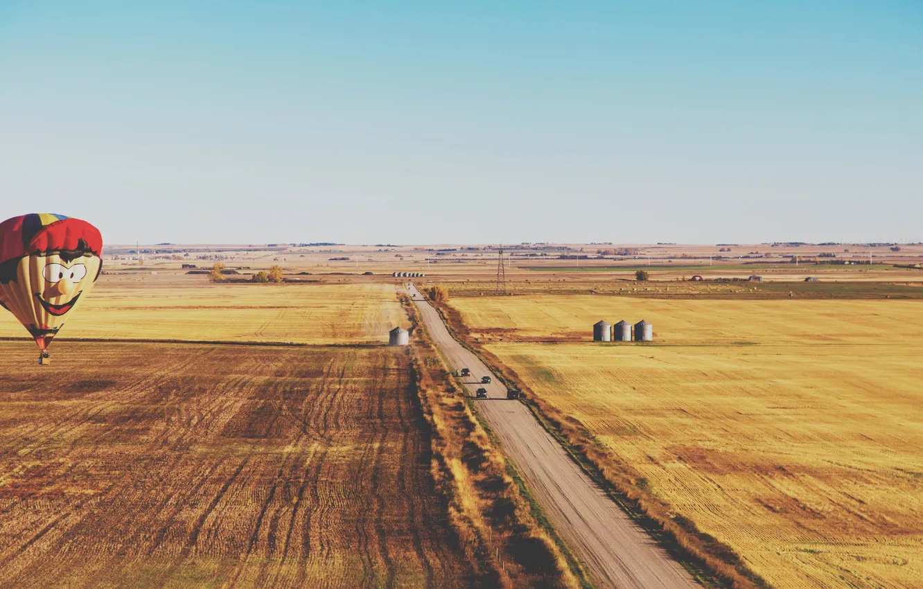Фото обои дорога, небо, воздушный шар, поля, горизонт, автомобили, линии электропередачи, фермы