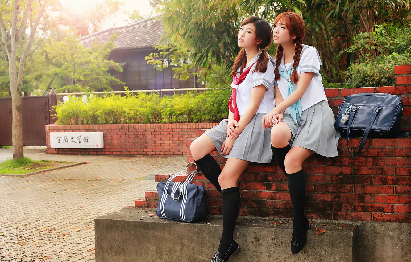 Фото обои девушки, носки, ножки, школьницы, сумочки
