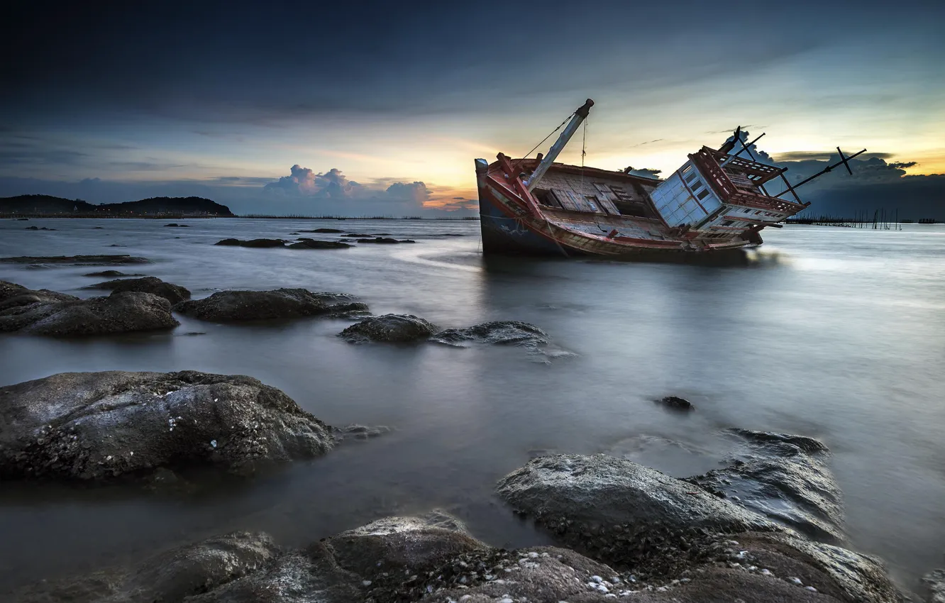 Фото обои закат, камни, берег, корабль, сумерки, кораблекрушение