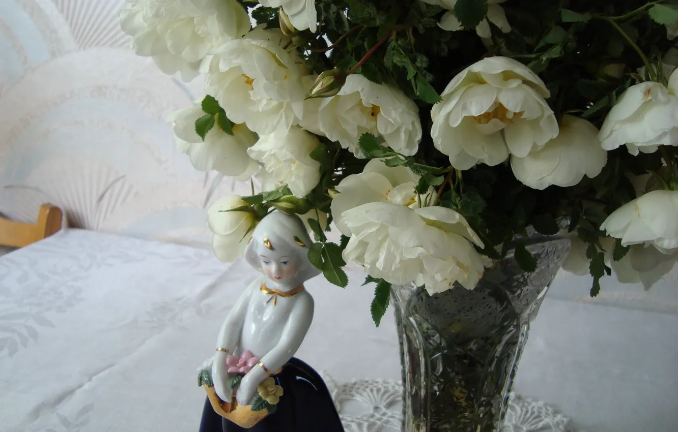 Фото обои статуэтка, скромница, майские розы