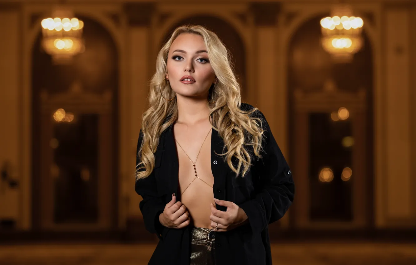 Фото обои взгляд, девушка, лицо, поза, волосы, блондинка, цепочка, локоны