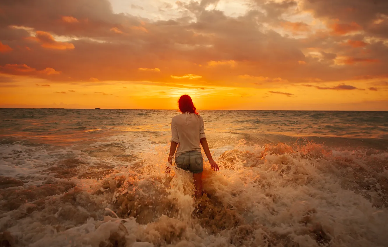 Фото обои море, пляж, девушка, облака, восход, горизонт