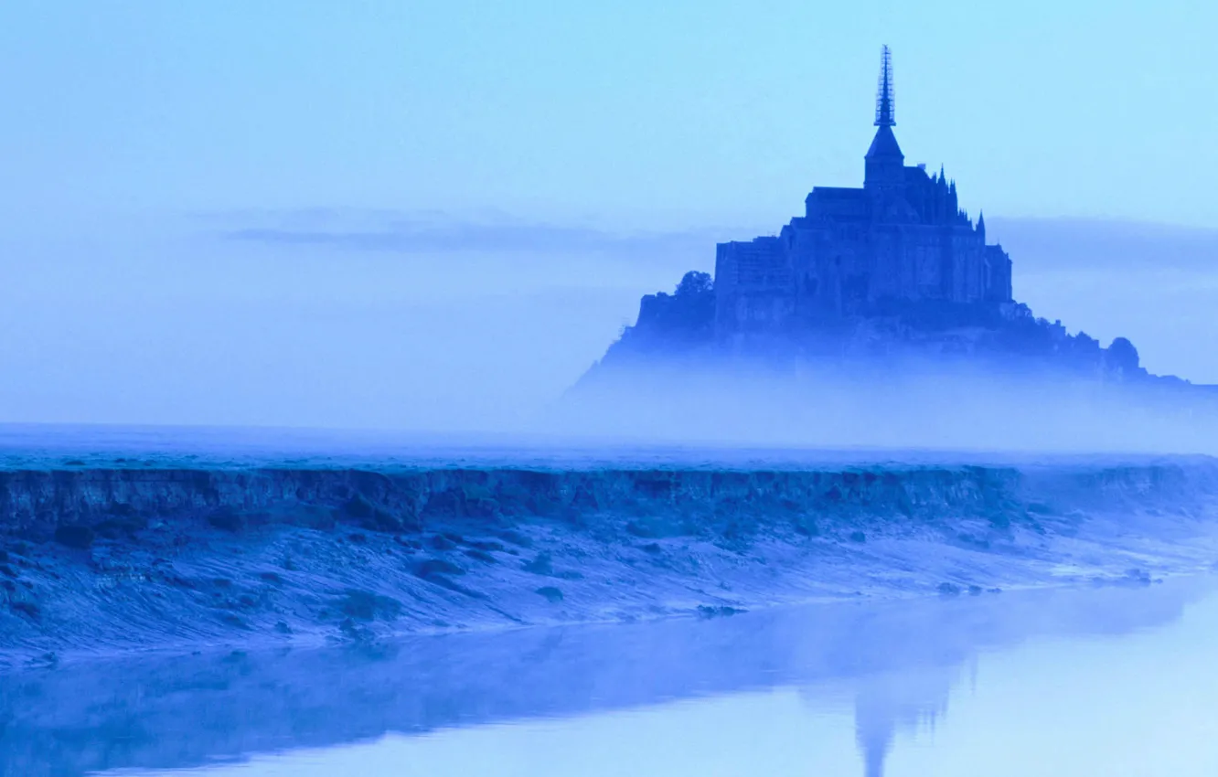 Фото обои замок, France, отражение в воде, шпиль, Mont Saint-Michel, в тумане