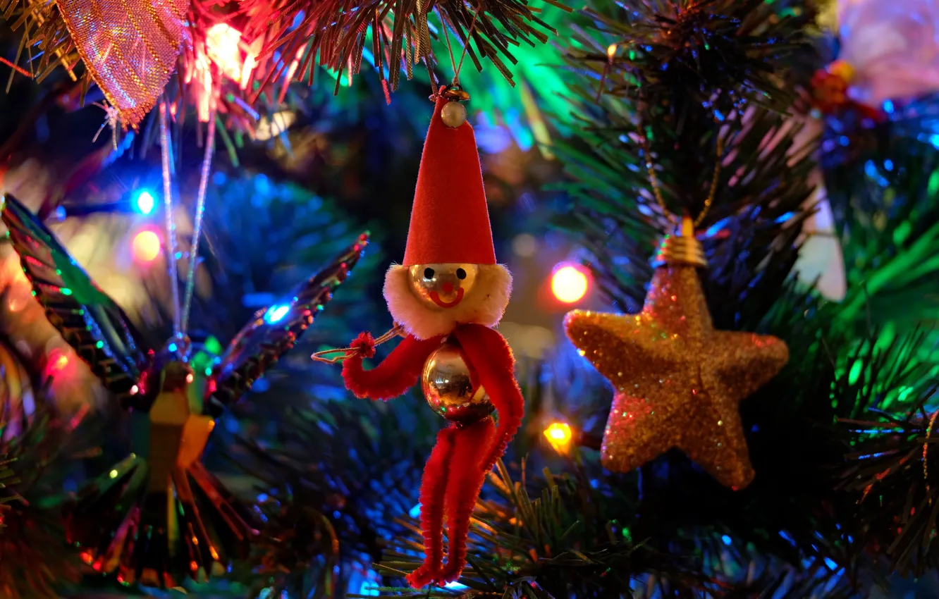 Фото обои зима, праздник, игрушка, Рождество, Новый год, ёлка, Санта Клаус, мишура
