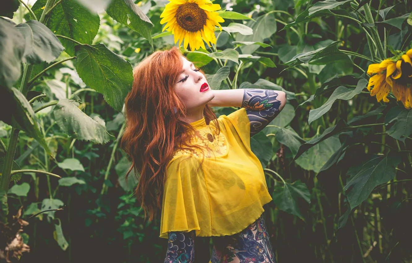 Фото обои tattoos, standing, Jessica Christian, sunflowers
