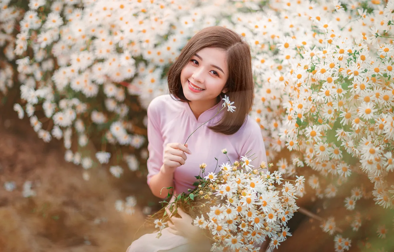 Фото обои девушка, цветы, улыбка, ромашки, азиатка