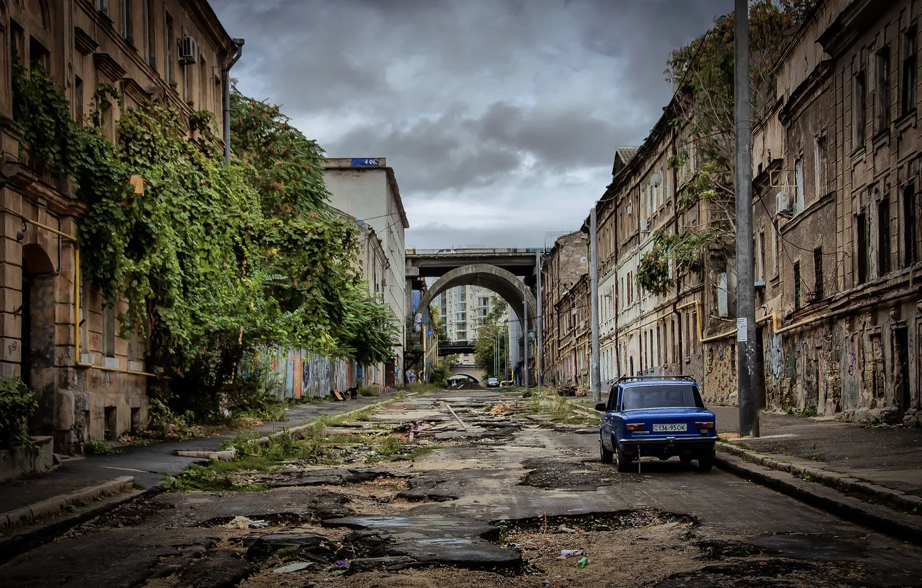 Фото обои дорога, авто, город, здания, развалины, Украина, Lada, жигули