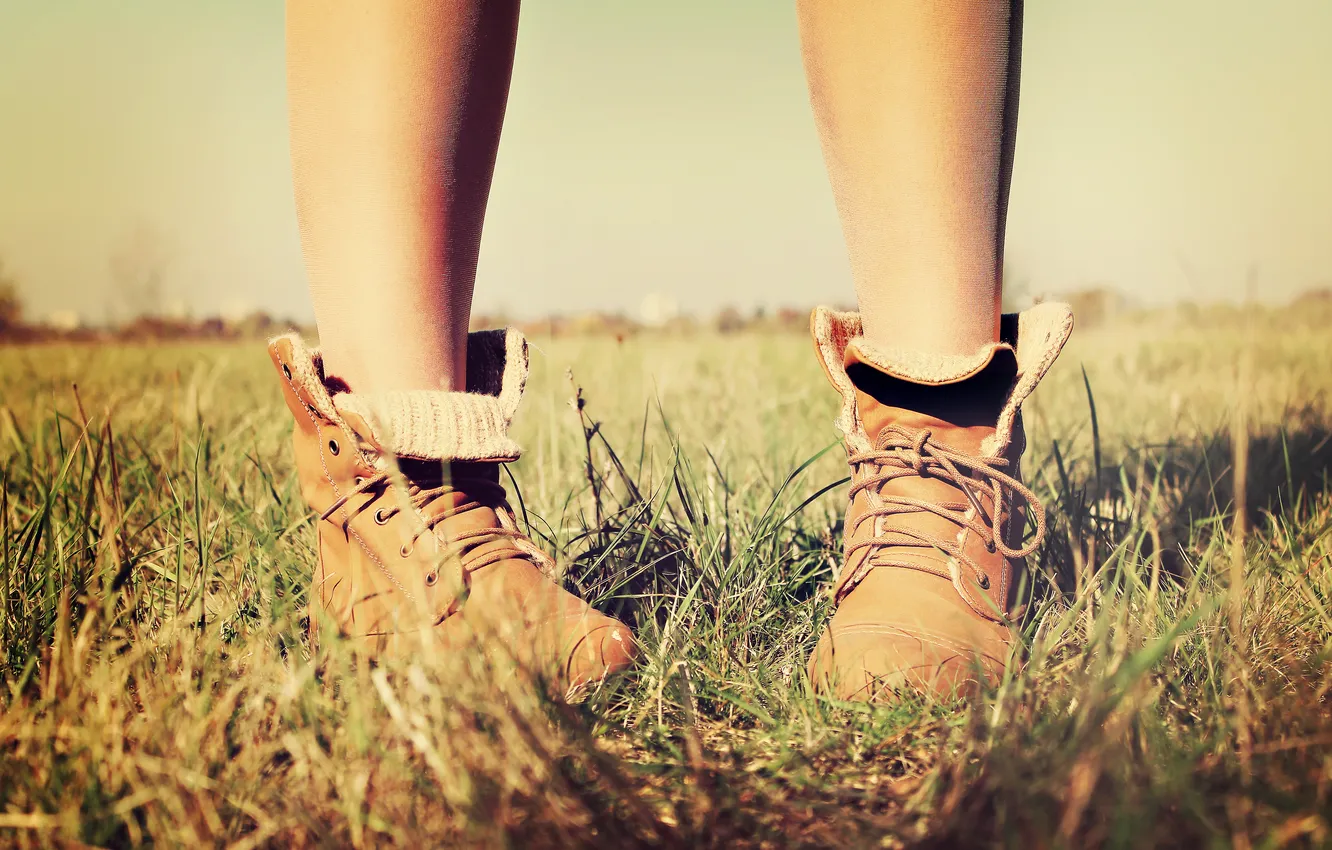 Фото обои трава, ноги, ботинки