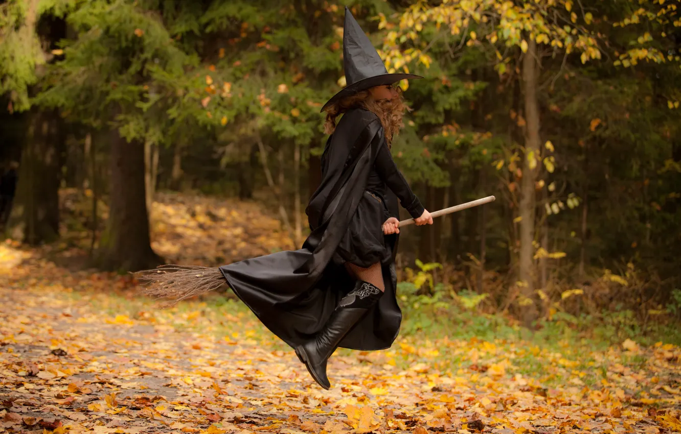 Фото обои лес, чёрный, магия, девочка, полёт, шатенка, ведьма, метла