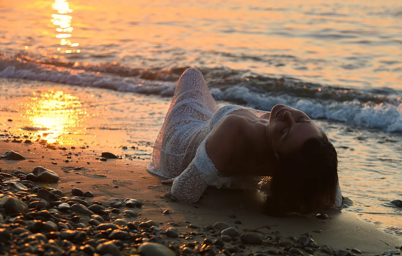Фото обои море, девушка, закат, поза, настроение, камешки