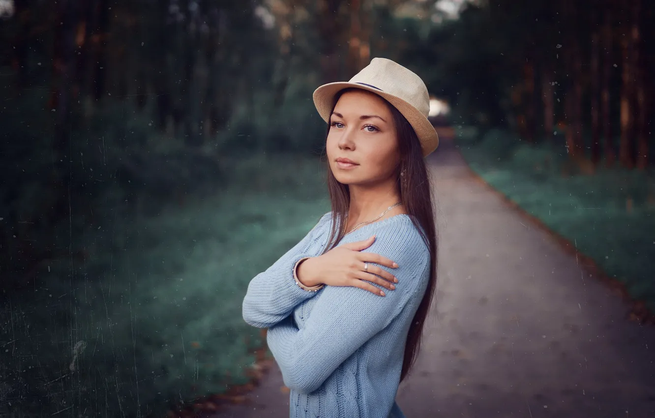 Фото обои дорога, девушка, деревья, модель, портрет, шляпа, руки, макияж