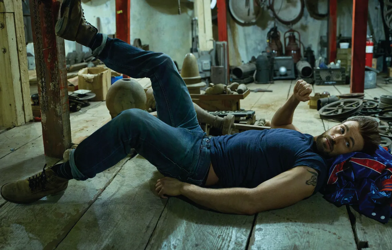Фото обои джинсы, ботинки, футболка, актер, лежит, на полу, беспорядок, фотосессия