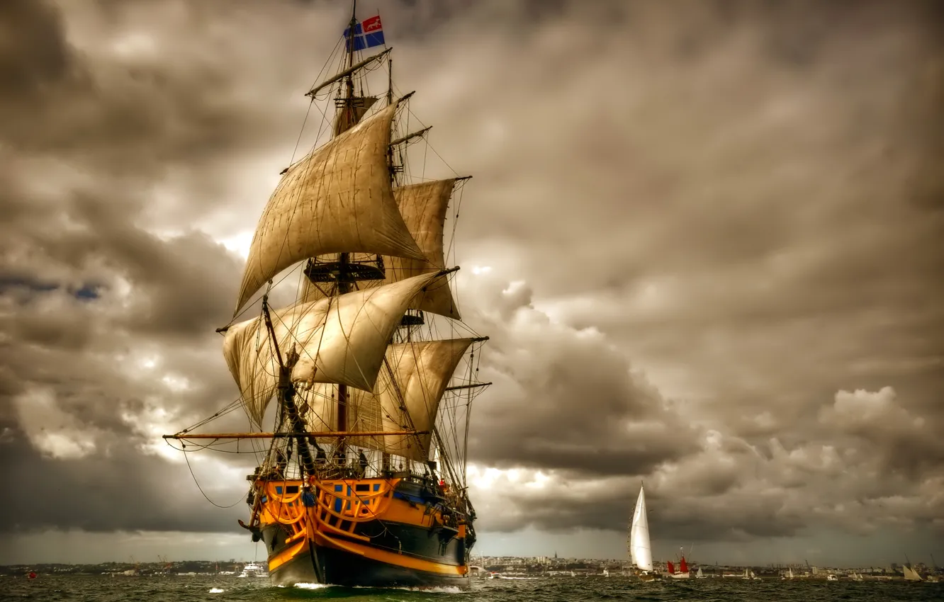 Фото обои море, небо, тучи, лодка, корабль, парусник, парус