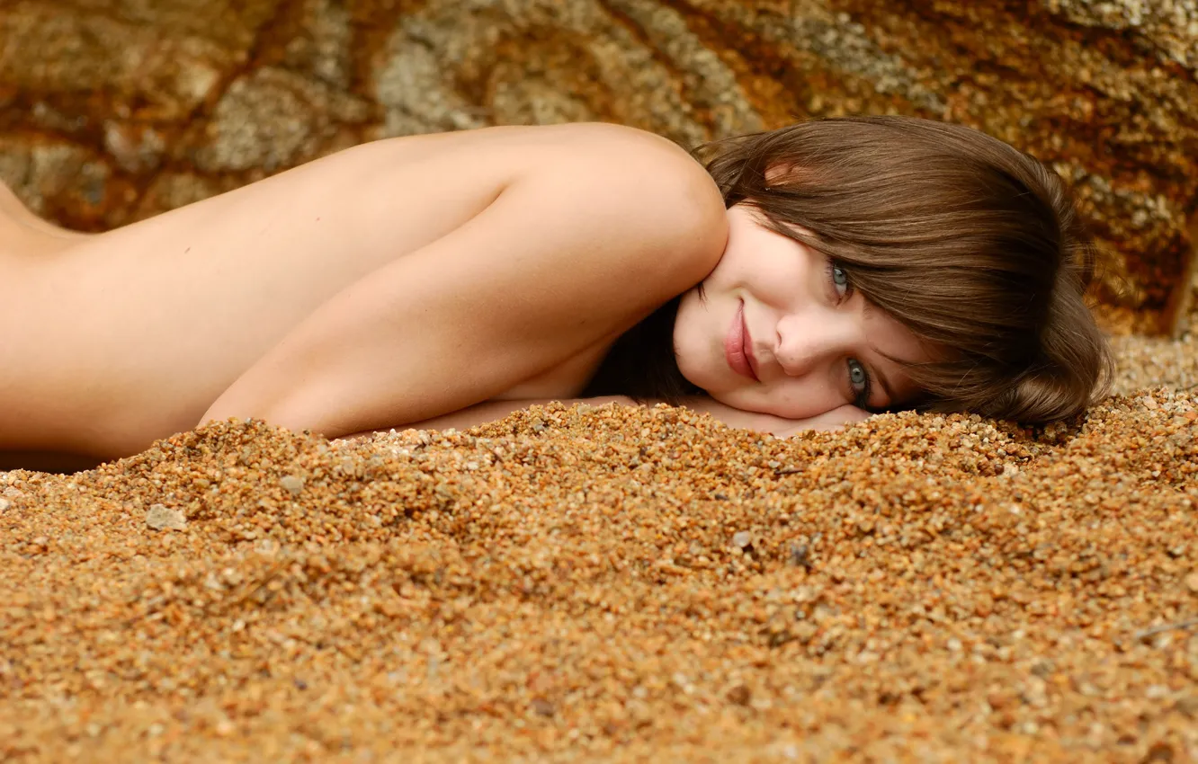 Фото обои песок, обнаженное тело, улыбка