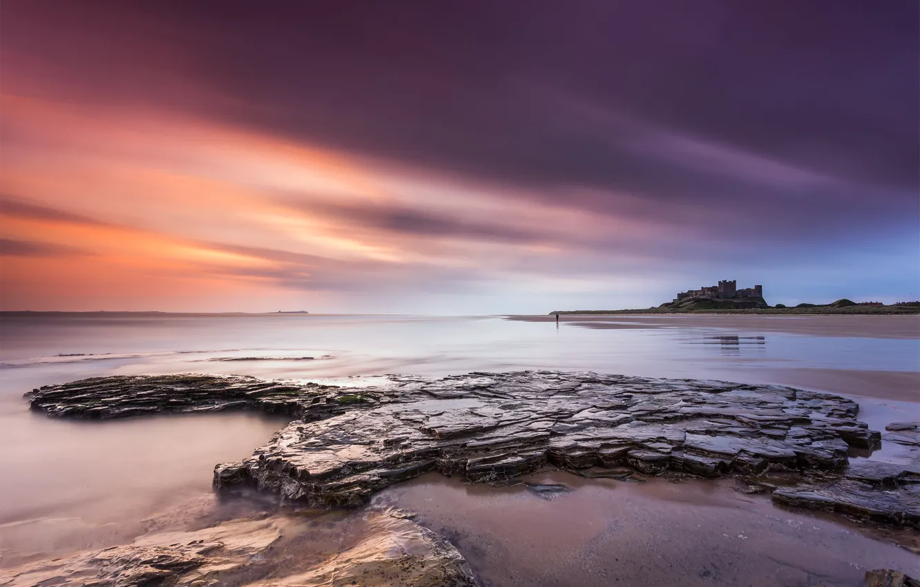 Фото обои море, пляж, камни, Англия, утро, графство Нортумберленд, замок Бамборо