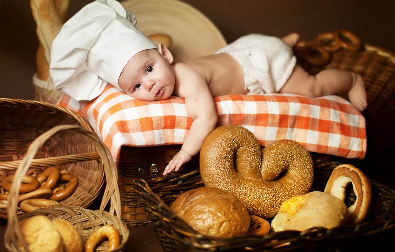 Фото обои дети, малыш, хлеб, лежит, бублики, булки, ребёнок, колпак