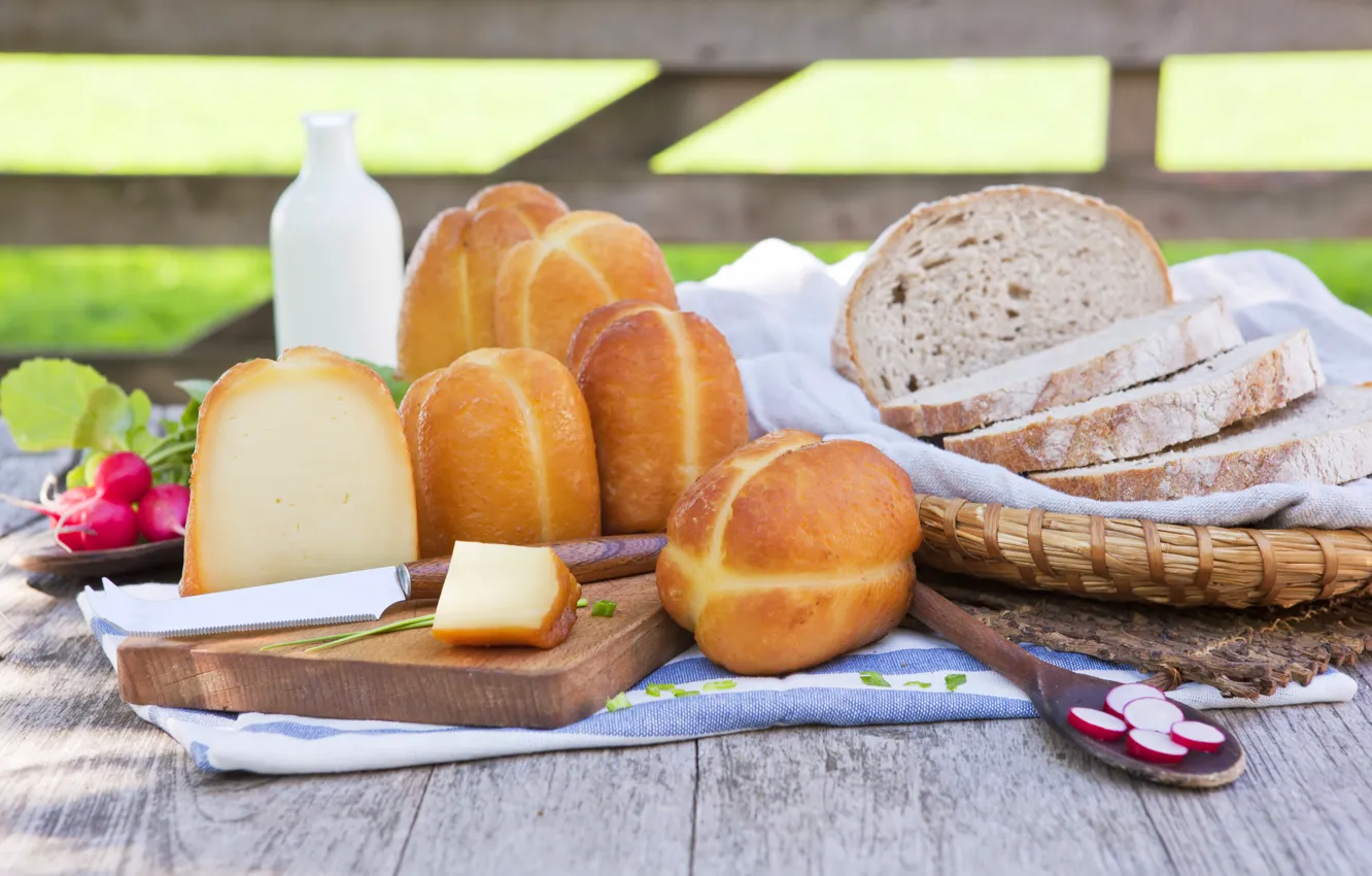 Фото обои зелень, стол, корзина, сыр, молоко, хлеб, нож, салфетка
