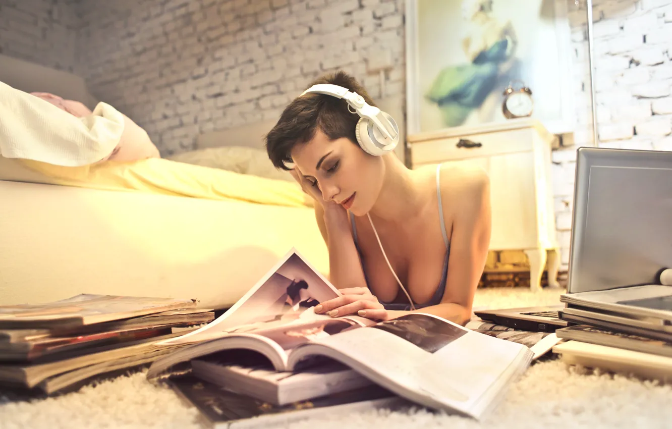Фото обои картина, макияж, наушники, постель, ноутбук, headphones, painting, очарование