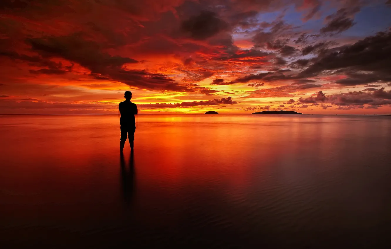 Фото обои облака, закат, озеро, отражение, зеркало, мужчина, оранжевое небо