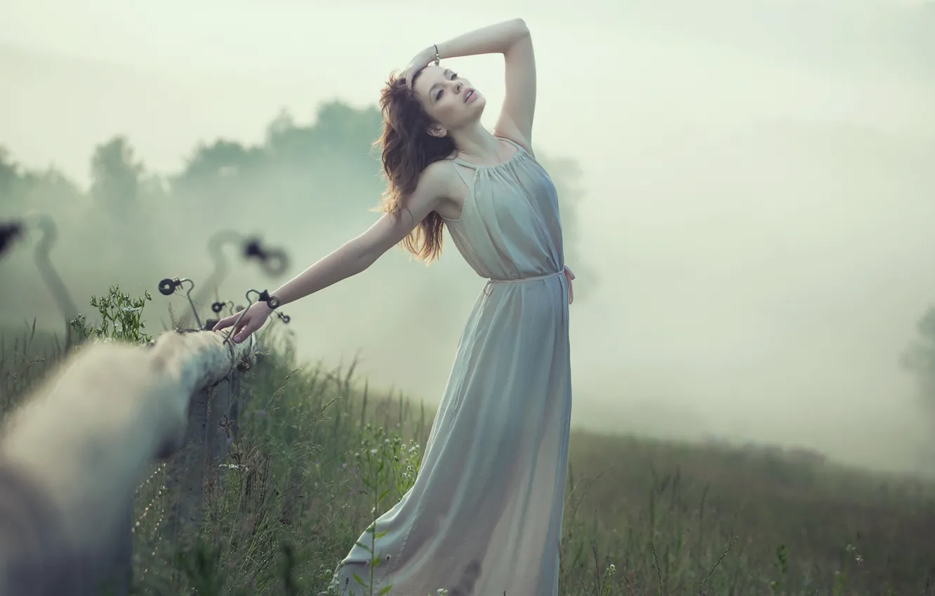 Фото обои девушка, туман, ограда, браслет, шатенка