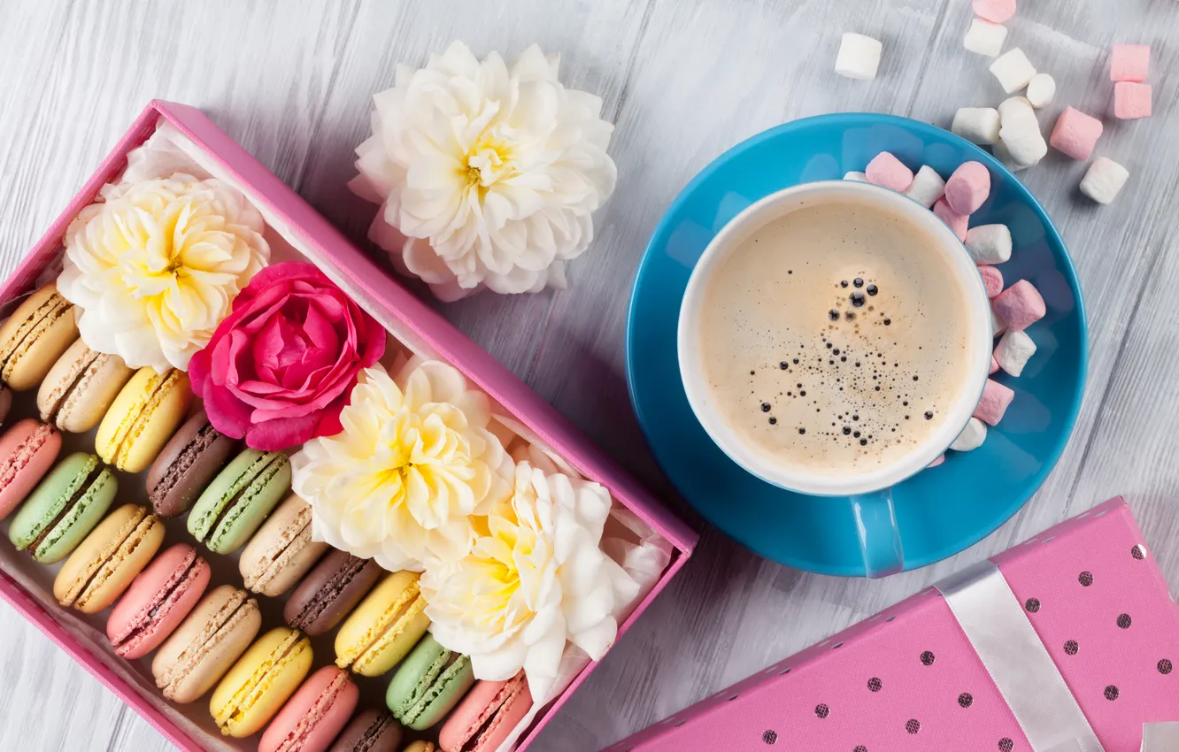 Фото обои цветы, подарок, colorful, wood, pink, flowers, coffee cup, macarons