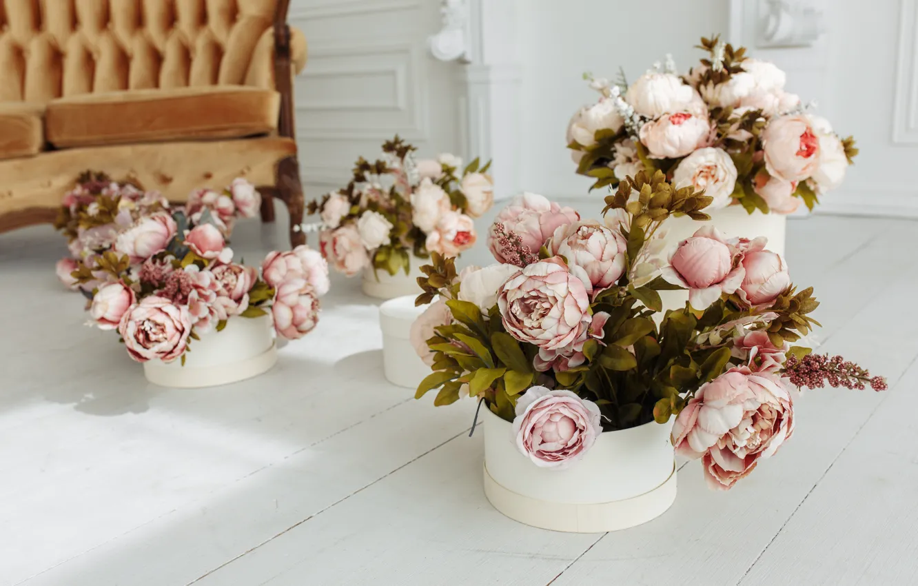 Фото обои цветы, комната, диван, vintage, design, pink, flowers, пионы