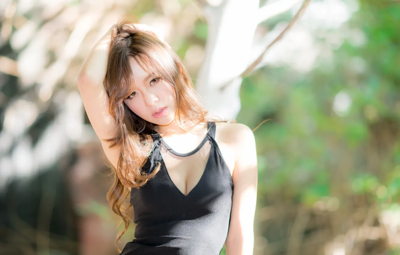 Фото обои поза, азиатка, черное платье, жест, brown eyes, размытый фон, карие глаза, asian