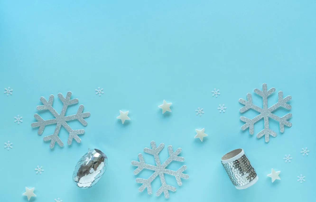 Фото обои зима, снежинки, праздник, Рождество, Новый год, серпантин, звездочки, голубой фон