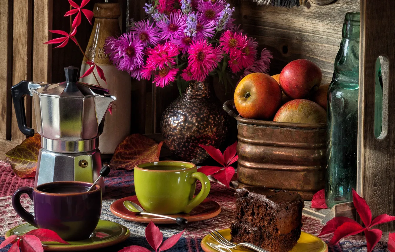 Фото обои листья, цветы, яблоки, кофе, букет, кружки, натюрморт, тортик